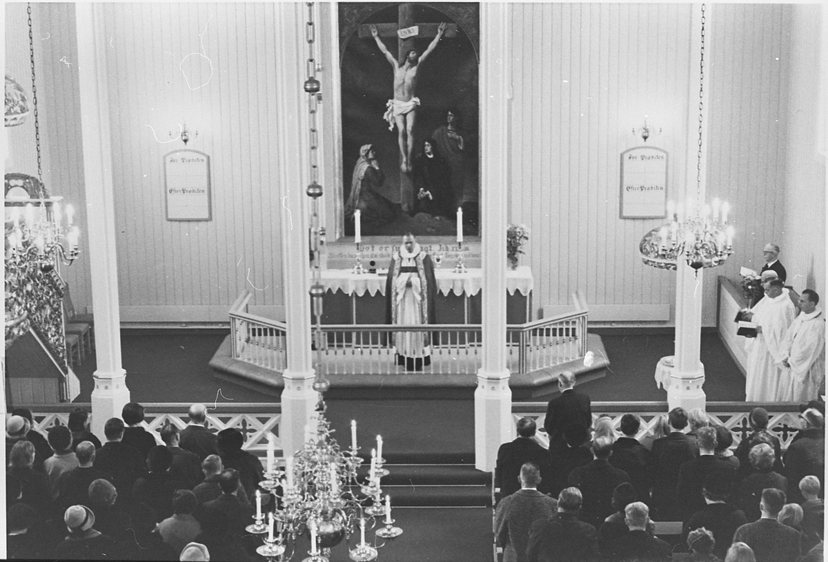 Bispevisitas i Holmen kirke, tidlig i 1970-årene. Biskop Hauge forretter. Prestene Toresen (?), Havig og Nordhagen. Klokker Andreas Mørch.
