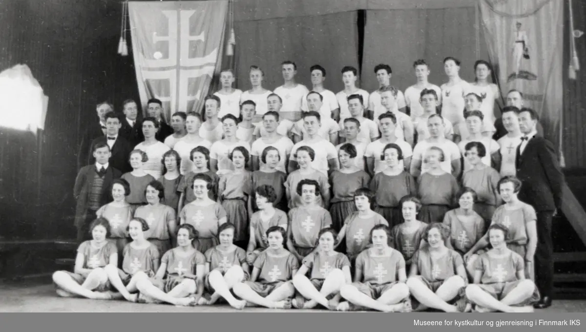 Turnstevne i Honningsvåg. Gruppebilde av mannlige og kvinnelige turnere. Antatt 1930-tallet.