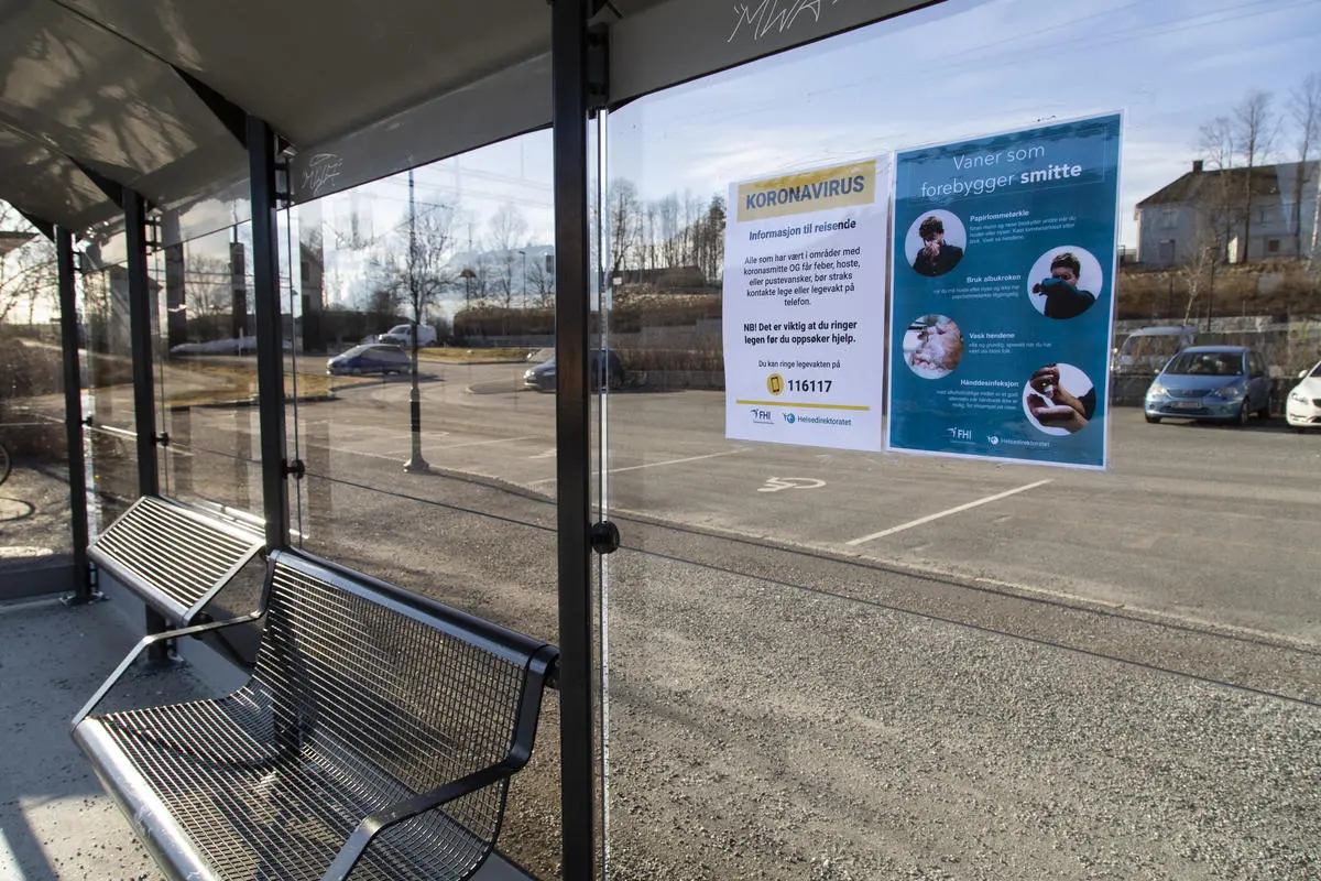 Koronaskilt ved busstopp under koronanedstengningen i Vestby