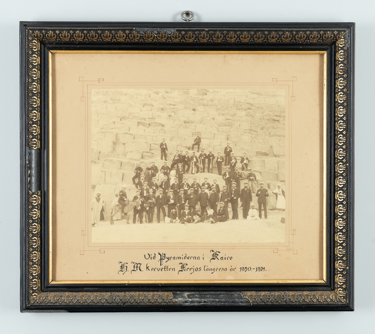 Bilden föreställer korvetten FREJAS besättning inklusive musiksextetten vid pyramiderna i Kairo under långresan 1889-90.