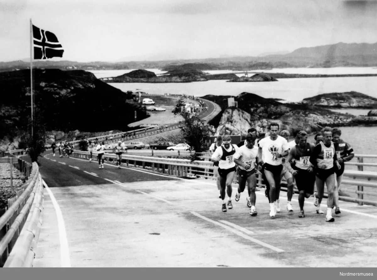 Atlanterhavsløpet på Atlanterhavsveien mellom Averøy og Eide. Bildet er fra avisa Tidens Krav sitt arkiv i tidsrommet 1970-1994. Nå i Nordmøre museums fotosamling.