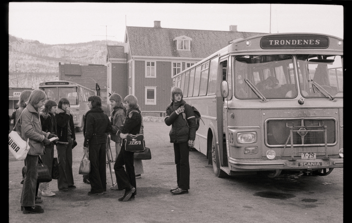 Busser og passasjerer på rutebilstasjonen i Harstad sentrum.