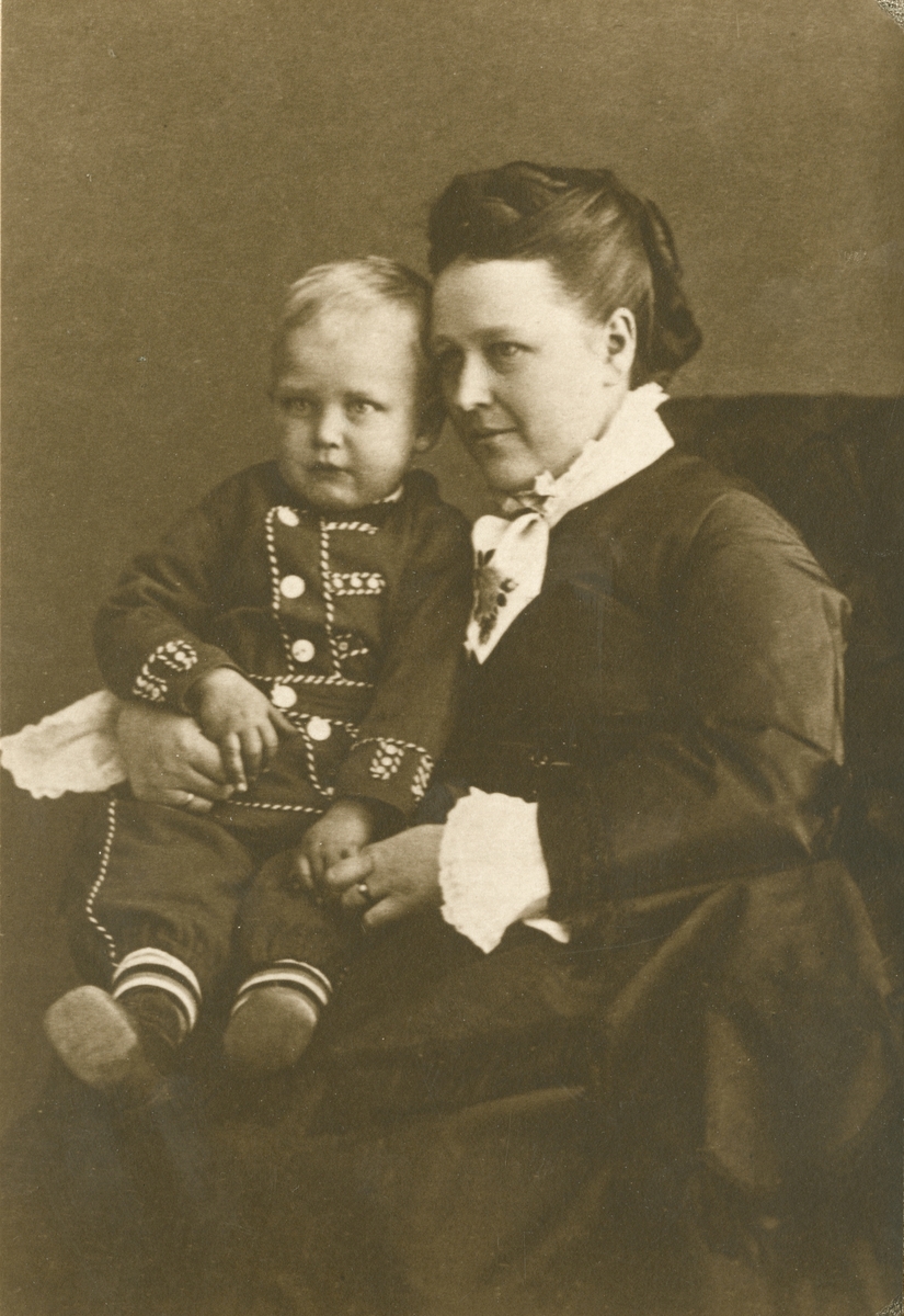 Barbara Anker Bachke med sønnen Christian i 1875.