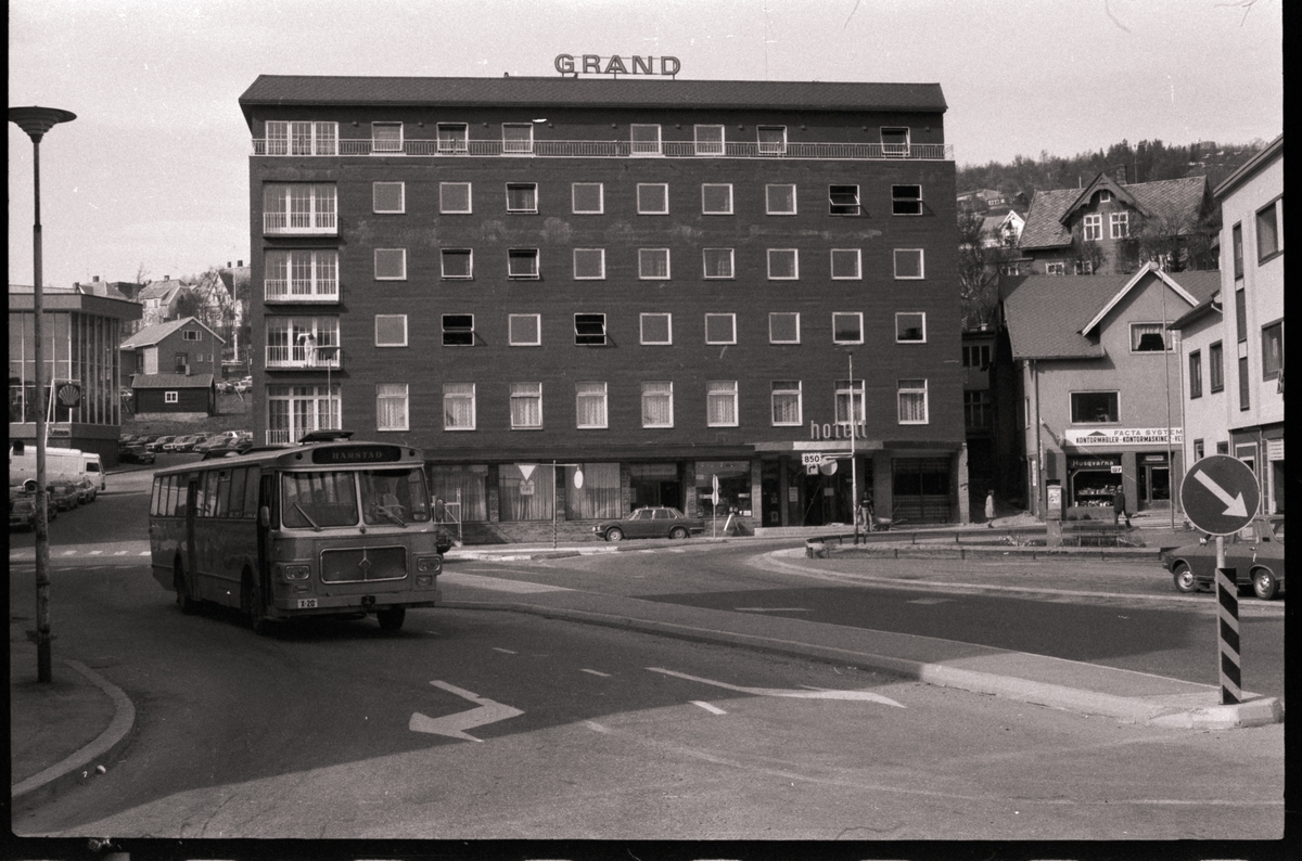 Krysset mellom Strandgata og Sjøgata. Grand hotell i bakgrunnen.