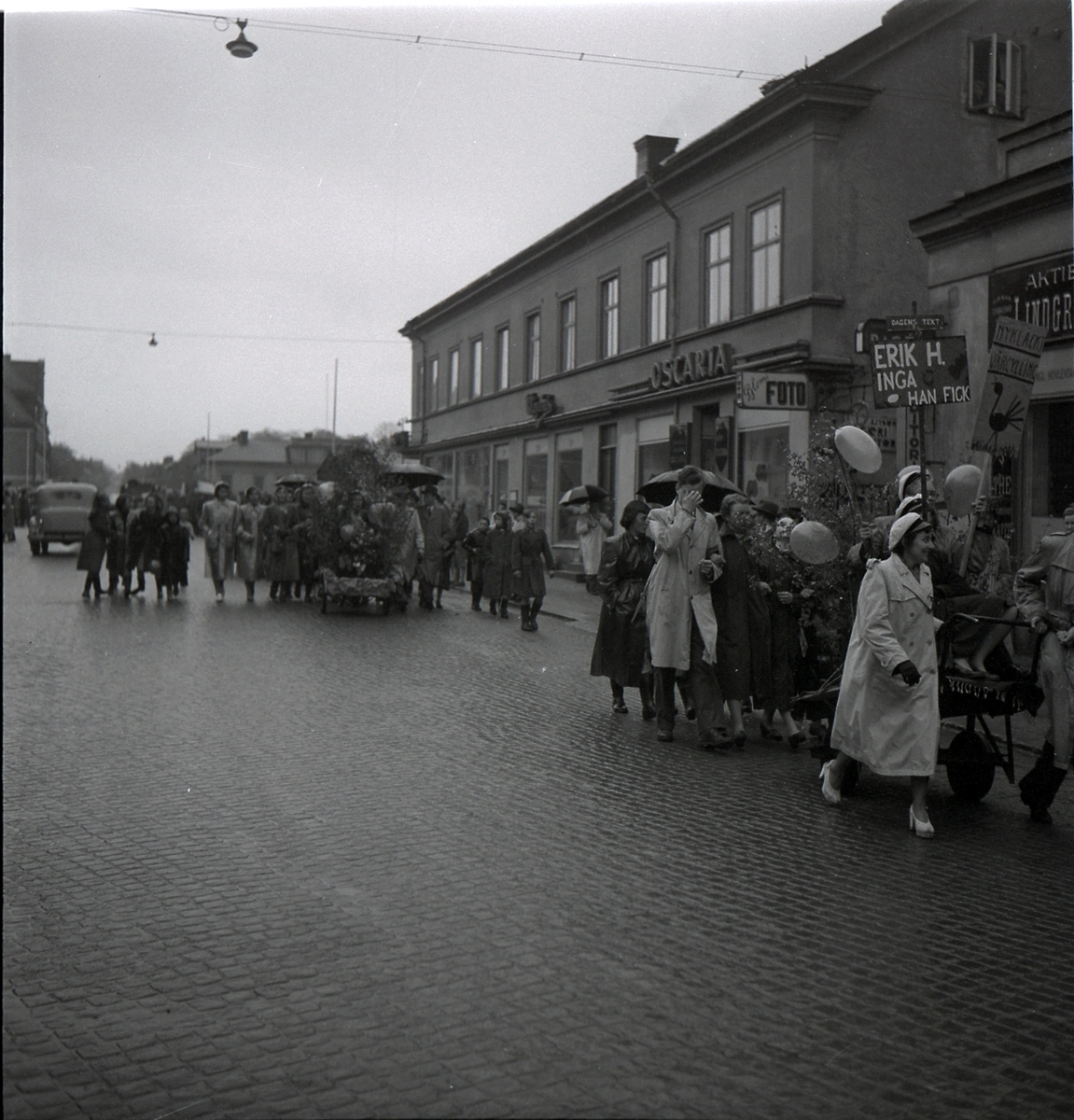 Studenterna tredje dagen, 1952.
Olika studentekipage på Storgatan.