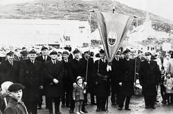 Honningsvåg. 17. mai. Loser med fane utenfor rådhuset. Ca. 1