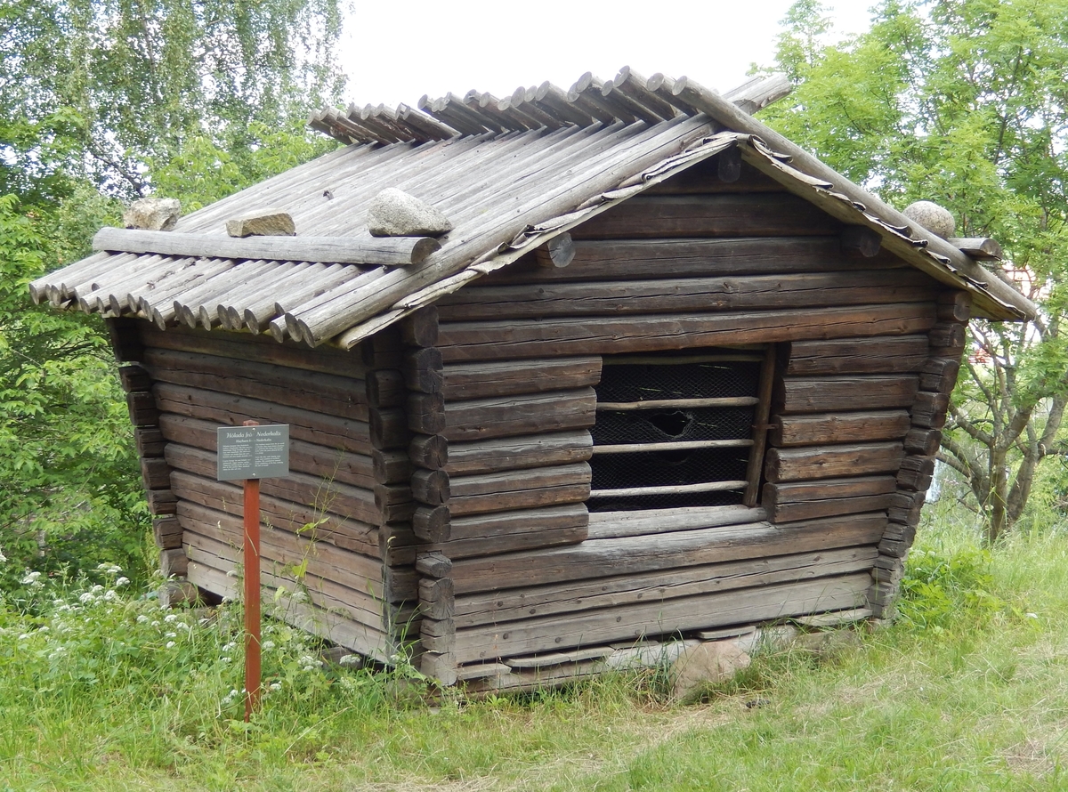 Höladan från Neder-Kalix är en timrad byggnad med, de för Norrbotten så karakteristiska, utåtlutande väggar. Taket är ett sadeltak med tätskikt av näver, samt takved som knäppts över nock och som håller nävern på plats.  

Höladan är troligen timrad under 1800-talets andra hälft. Det är en ängslada från Björkfors by, Nederkalix socken, Norrbotten. Ladan återuppfördes på Skansen 1894.