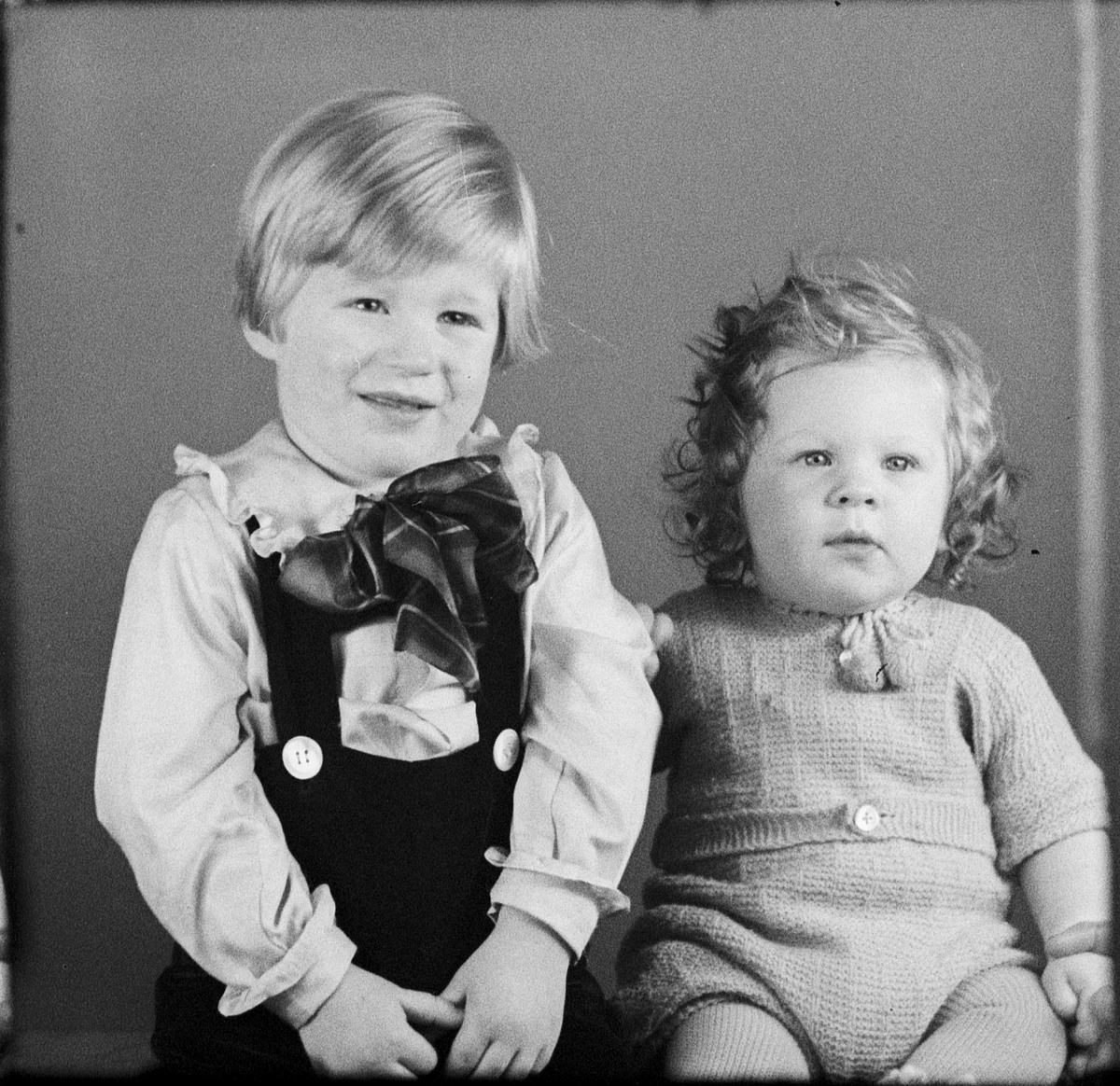 Ateljéporträtt - familjen Frisell från Östhammar, Uppland 1936
