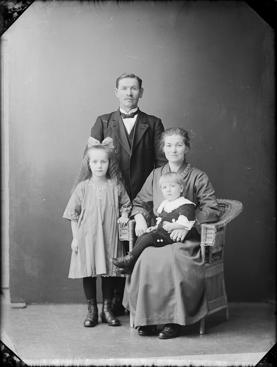 Ateljéporträtt - familjen Andersson från Valde, Skäfthammar socken, Uppland 1924