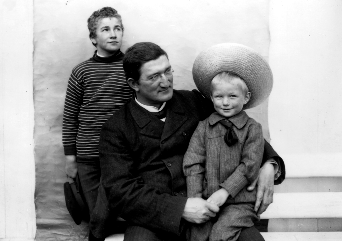 Doktor Otto Mejlænder med barn.