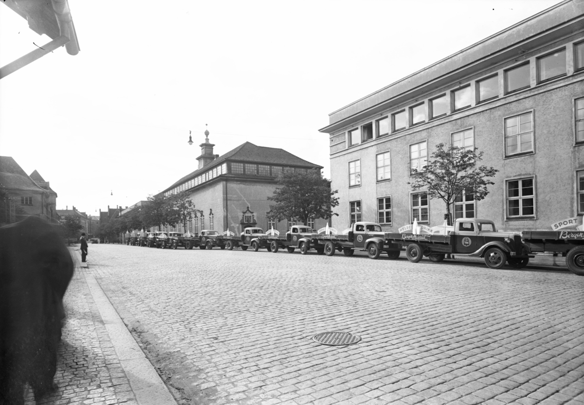 Biler fra Bergensmeieriet oppstilt i Lars Hilles gate