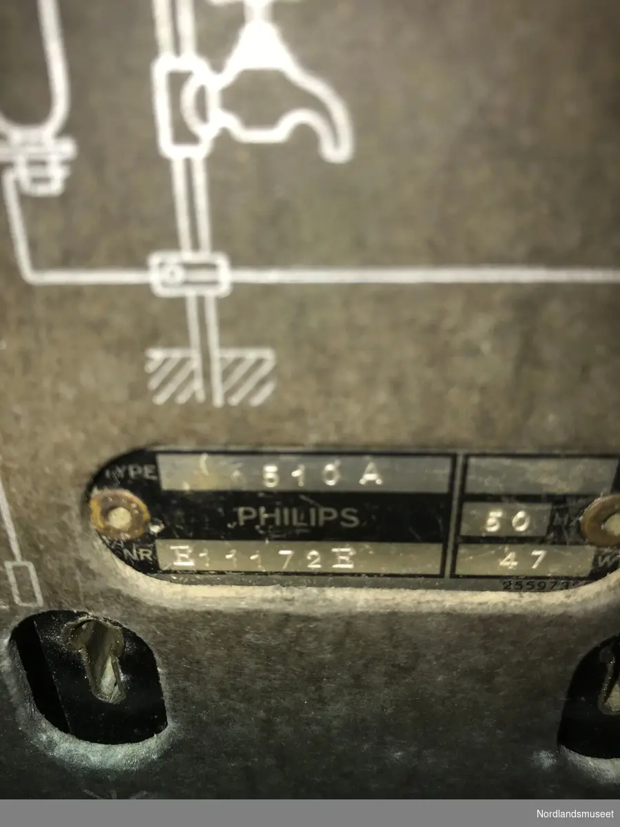 "nr E11172E
Patent Norge. Aga-Baltic Radio A.B. Hazeltine Corp. N.V. Philips Gloedlampen Fabr. Standard Electric A/S, Telefunken Ges.f. Drahrl Tel. M.b.tt Nr55651"
Ifølge giver Asbjørn Nordli var dette den første radio på Liland i Lofoten.