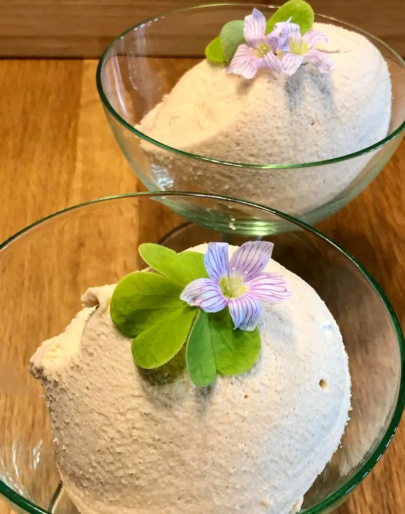 Kaffefromasj er en lys og lekker dessert som kan serveres som her; i små stettskåler av lysegrønt glass, og med gjøksyre som pynt.