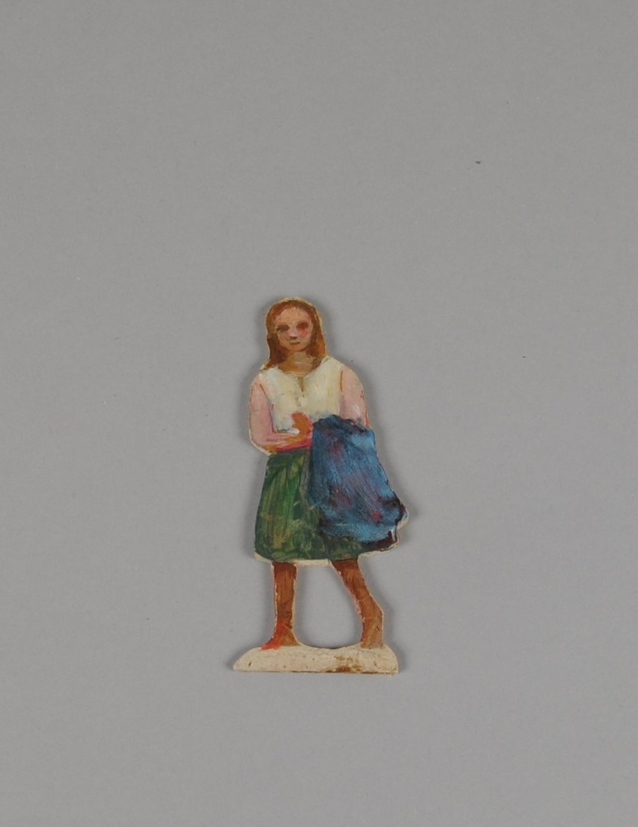 To figurer av papp. Figur 3a forestiller to jenter bærende på vassbøtte. Figur 3b forestiller jente med tekstil rundt armen.