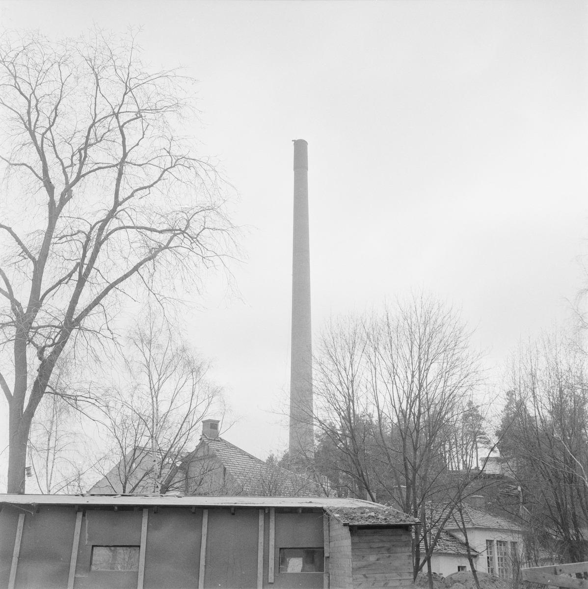 Akademiska sjukhuset, gamla panncentralens skorsten - byggd 1923-24 - faller, Uppsala, april 1960