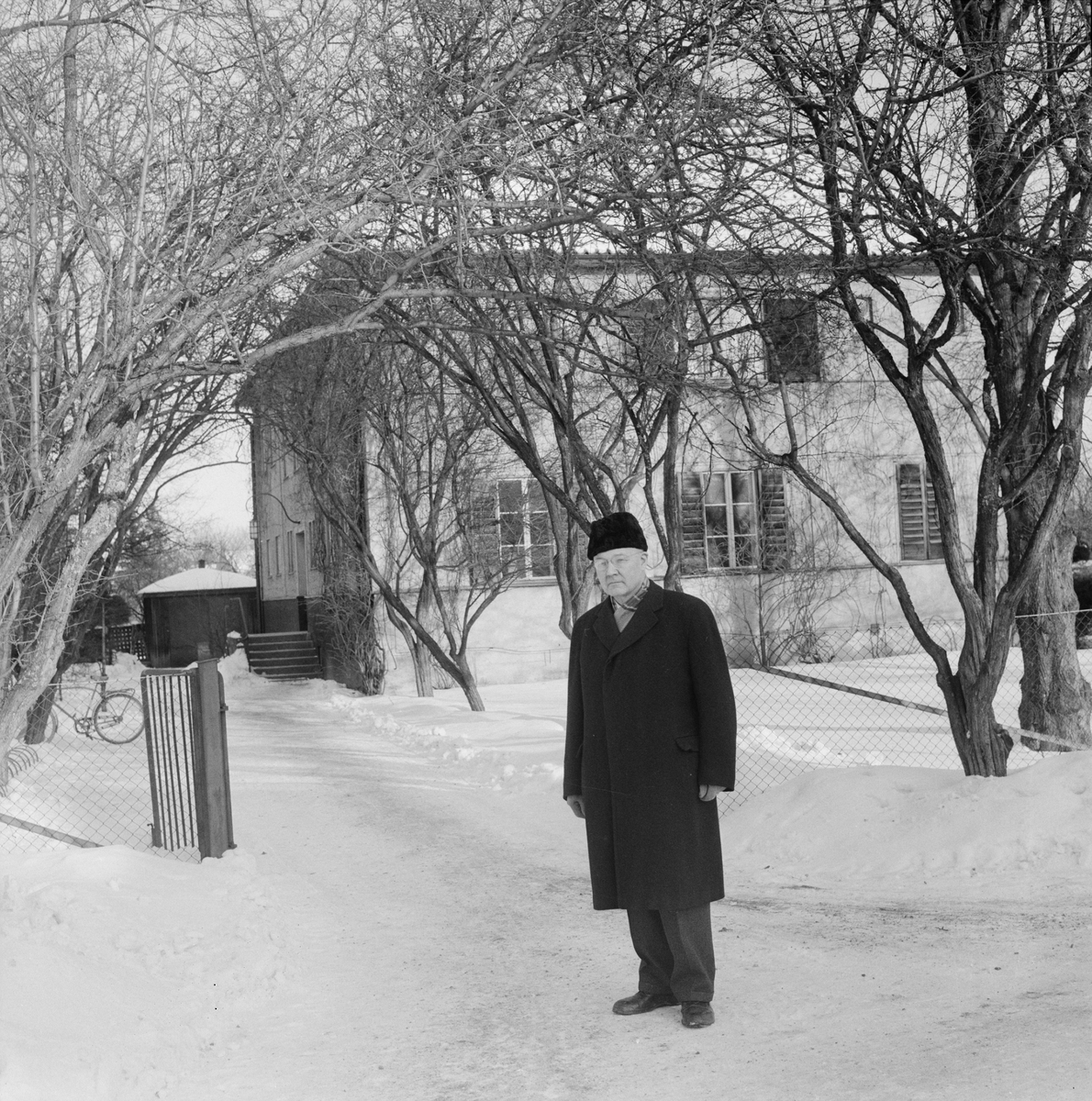 Professor Erik Tengstrand utanför Amerikanska institutet, Uppsala, februari 1960