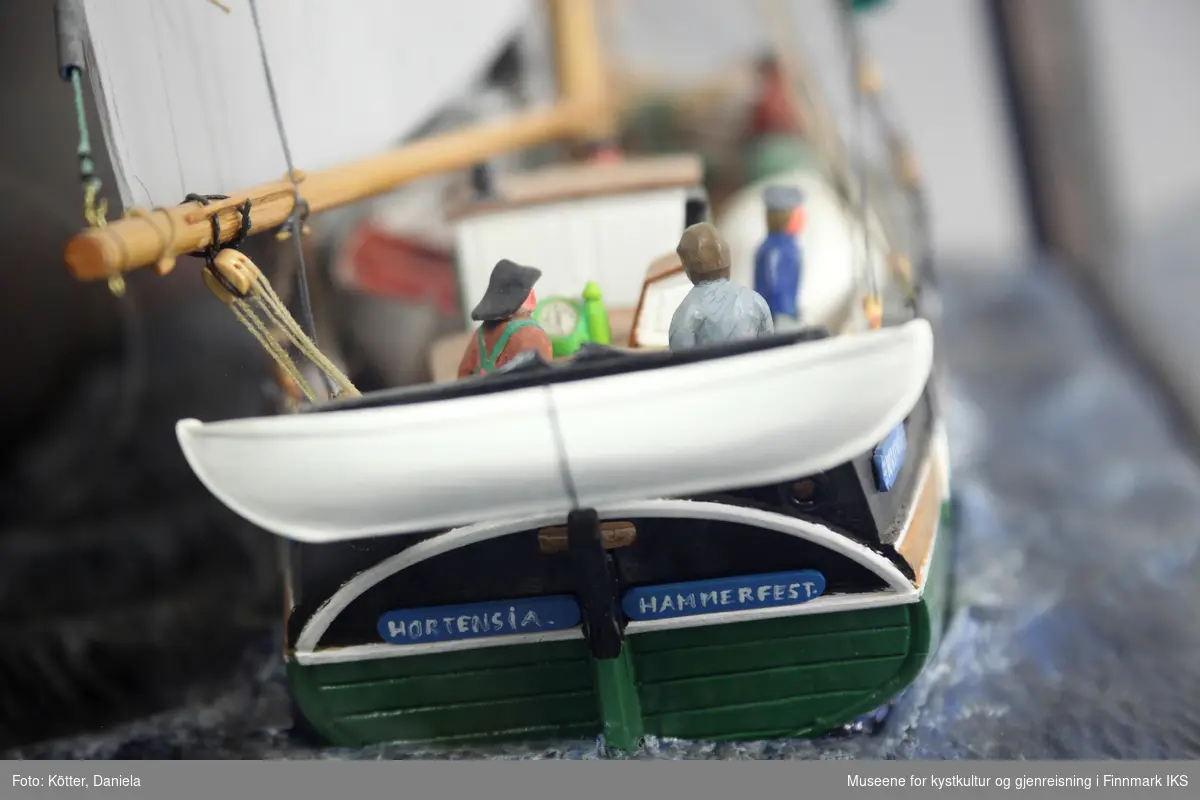 Modellen avbilder seilskuten "Hortensia" med hjemmehavn Hammerfest som seiles på havet.