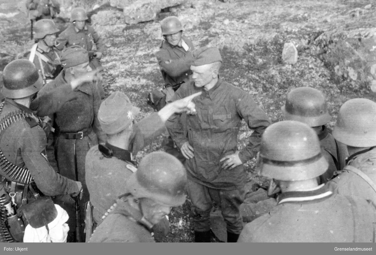 Litzafronten. 2 sovjetiske krigsfanger blir etter en summarisk rettergang i felt, funnet skyldige i å skulle ha torturert og slått ihjel  8 tyske soldater som var sluppet opp for ammunisjon og ville overgi seg. Soldatene tilhørte 12/139, datoen var 14.09.1941. 