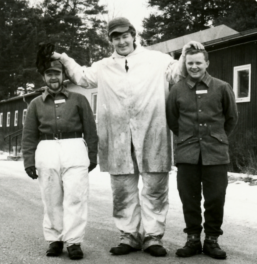 Svältenlägret, omkring 1970

Överfurirerna Johansson och Stig Gustavsson flankerar en storväxt soldat ur kasernkompaniet.