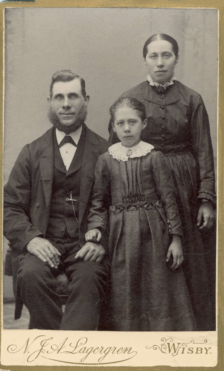 Porträtt på en familj med ett barn