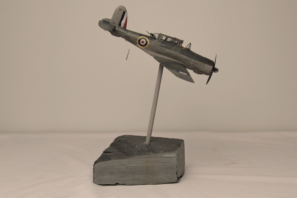 Modellen viser flytypen Blacburn Skua, en type stupebombefly som inngikk i den engelske flåtens flyvåpen.