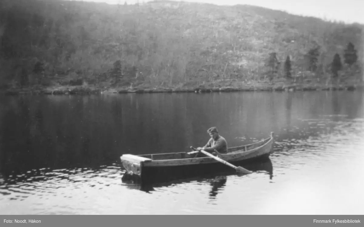 En mann i jolle eller robåt. Stedet er Stellingvann i Porsanger og året er 1938.