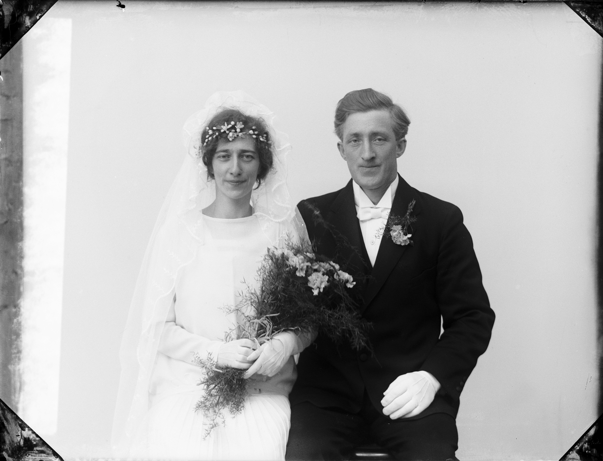 Brudparet Andersson från Kusby, Häverö socken, Uppland 1926