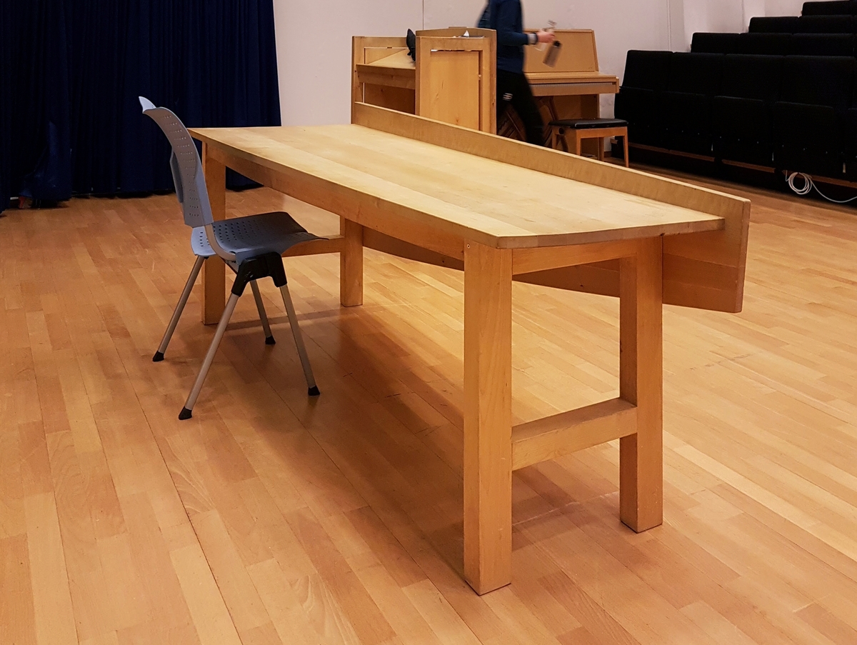 Kunstverket består av to bord som kan settes sammen til et langt bord og en talerstol.