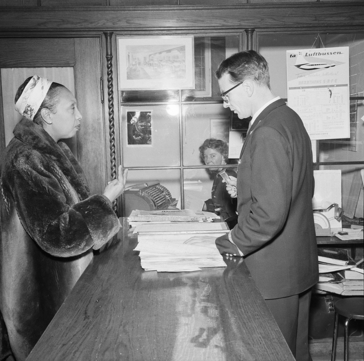 Josephine Baker i Britannia og portier Thor Aarhaug bak disken