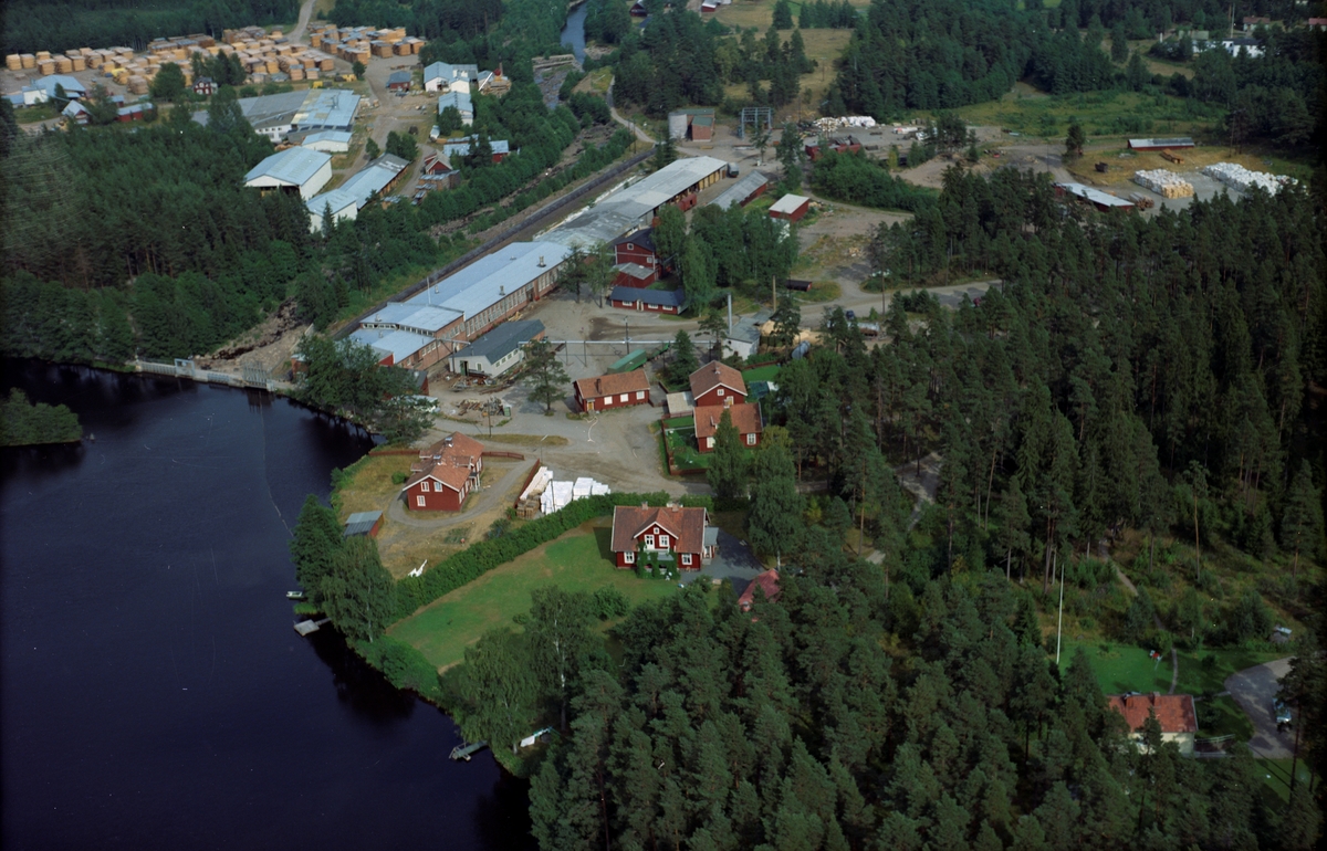 Flygfoto över Nyboholms pappersbruk nordöst om Kvillfors i Vetlanda kommun, Jönköpings län. 753/ 1967
