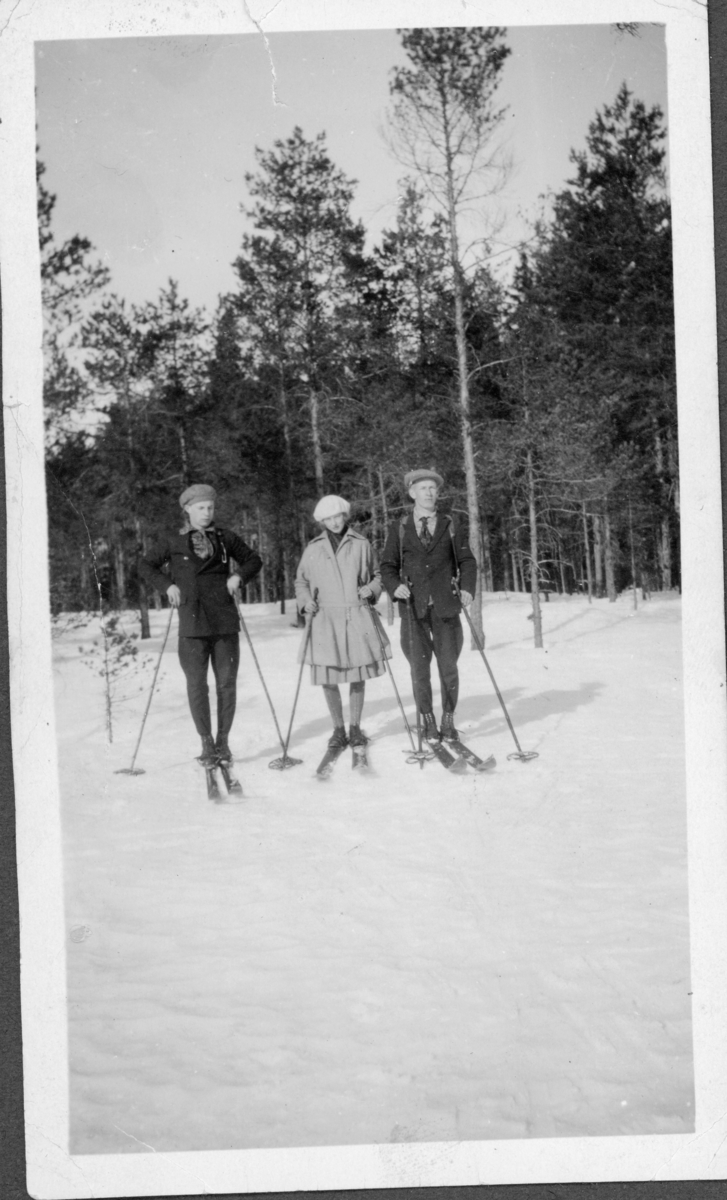 Tre ungdommer på ski, to gutter og en jente. Trolig 1930-tall.