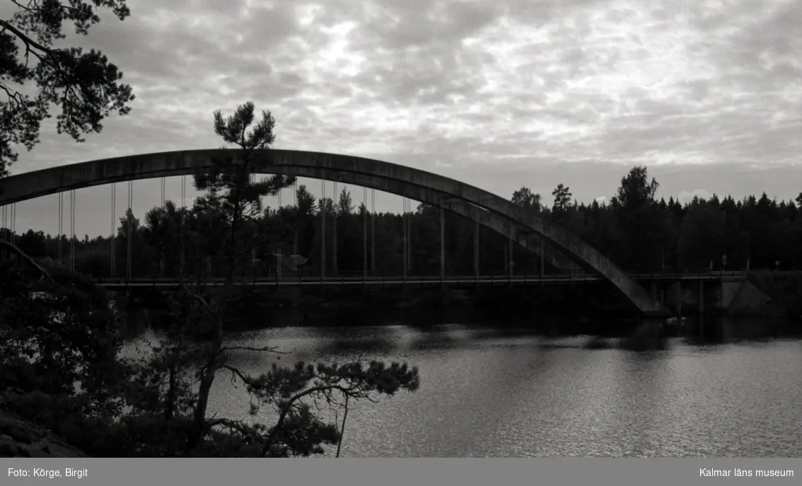 Bro över Långsjön (Anvedebo bro) väster om Ankarsrum i Västerviks kommun. Foto, från nordost.