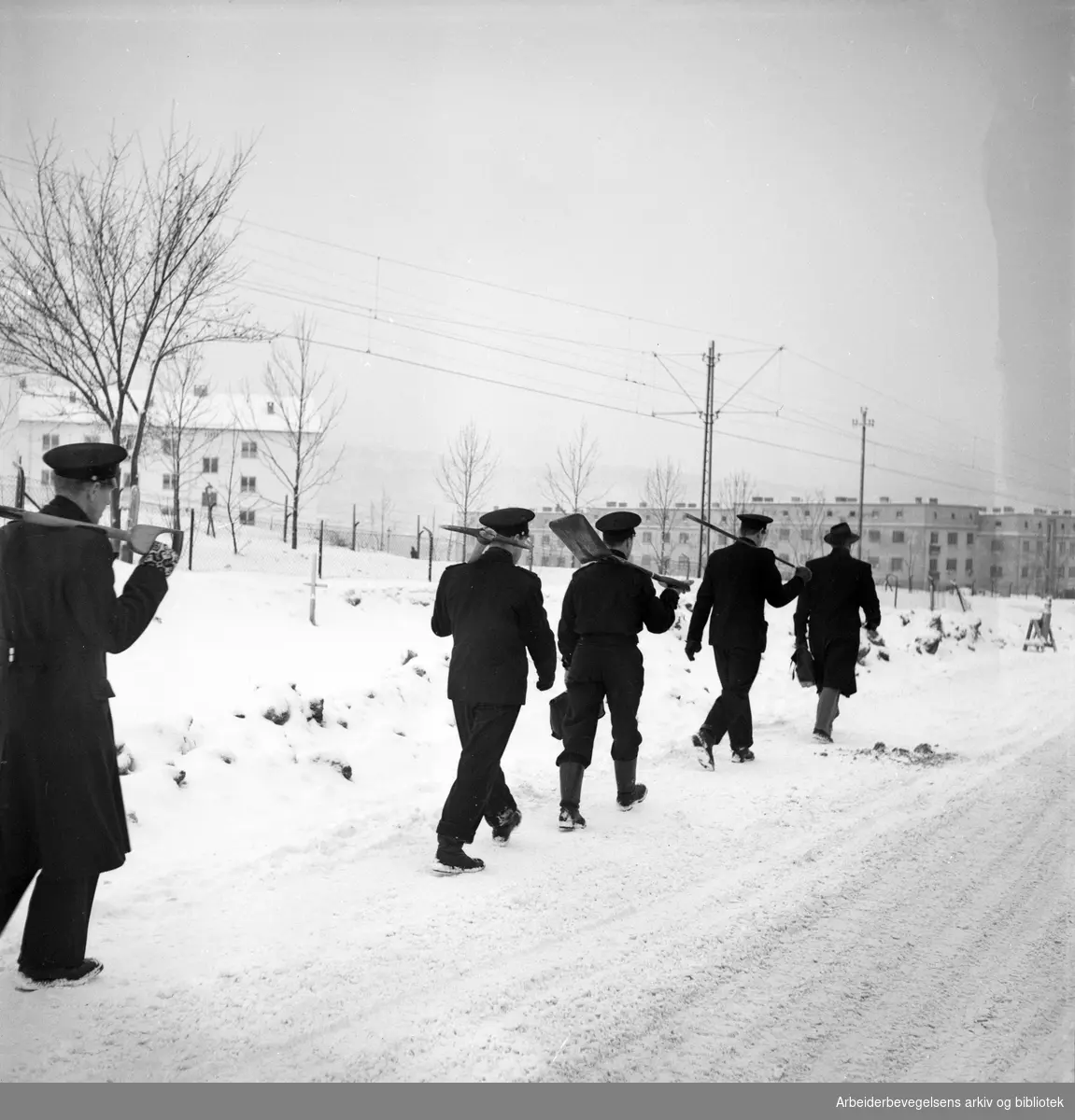Mannskaper fra Bryn brannstasjon ute for å rense kumlokk og hydranter for snø på Etterstad. Januar 1951.
