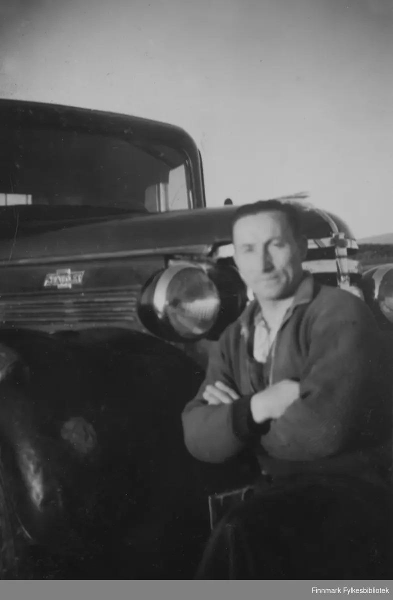 Hans Sandeng ved siden sin lastebil (Chevrolet 1938 modell) i Børselv rundt 1940.