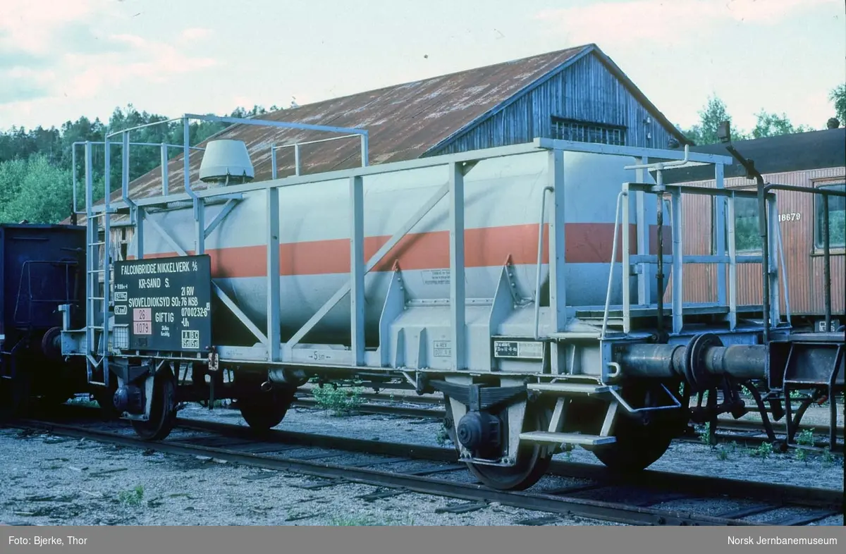 Tankvogn tilhørende Falconbridge Nikkelverk litra .Uh nr. 070 0232-6 på Grovane stasjon