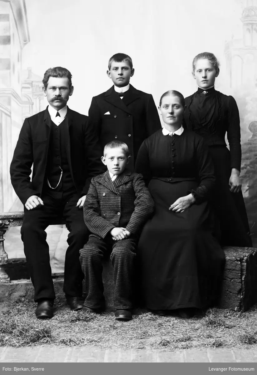 Gruppebilde av familien Vinum, Åsen, Levanger