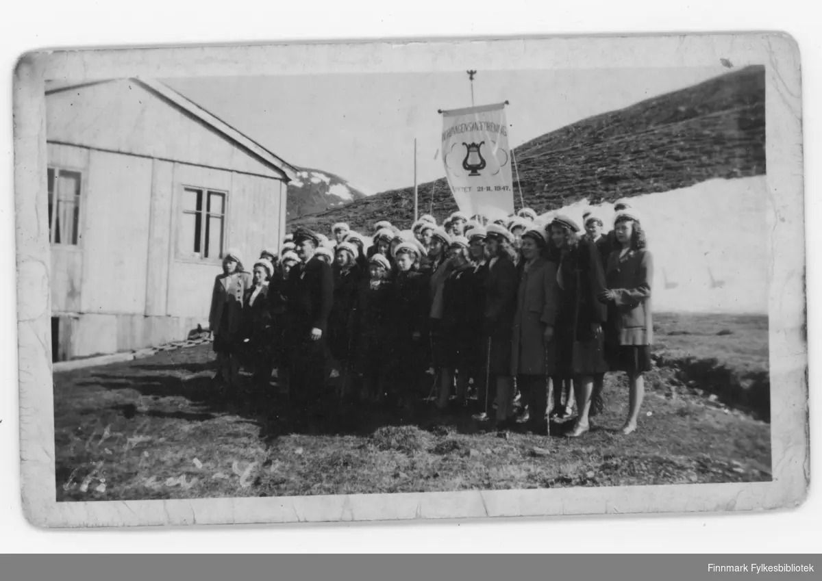 Nordvågen i 1948. 17.mai feiring. Nordvågen Sangforening (stiftet 21.11.1947). Kvinnene har sangerluer på seg.
