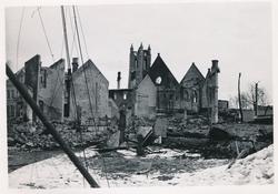 Bombing av Namsos. Ruinene av kirken i bakgrunnen