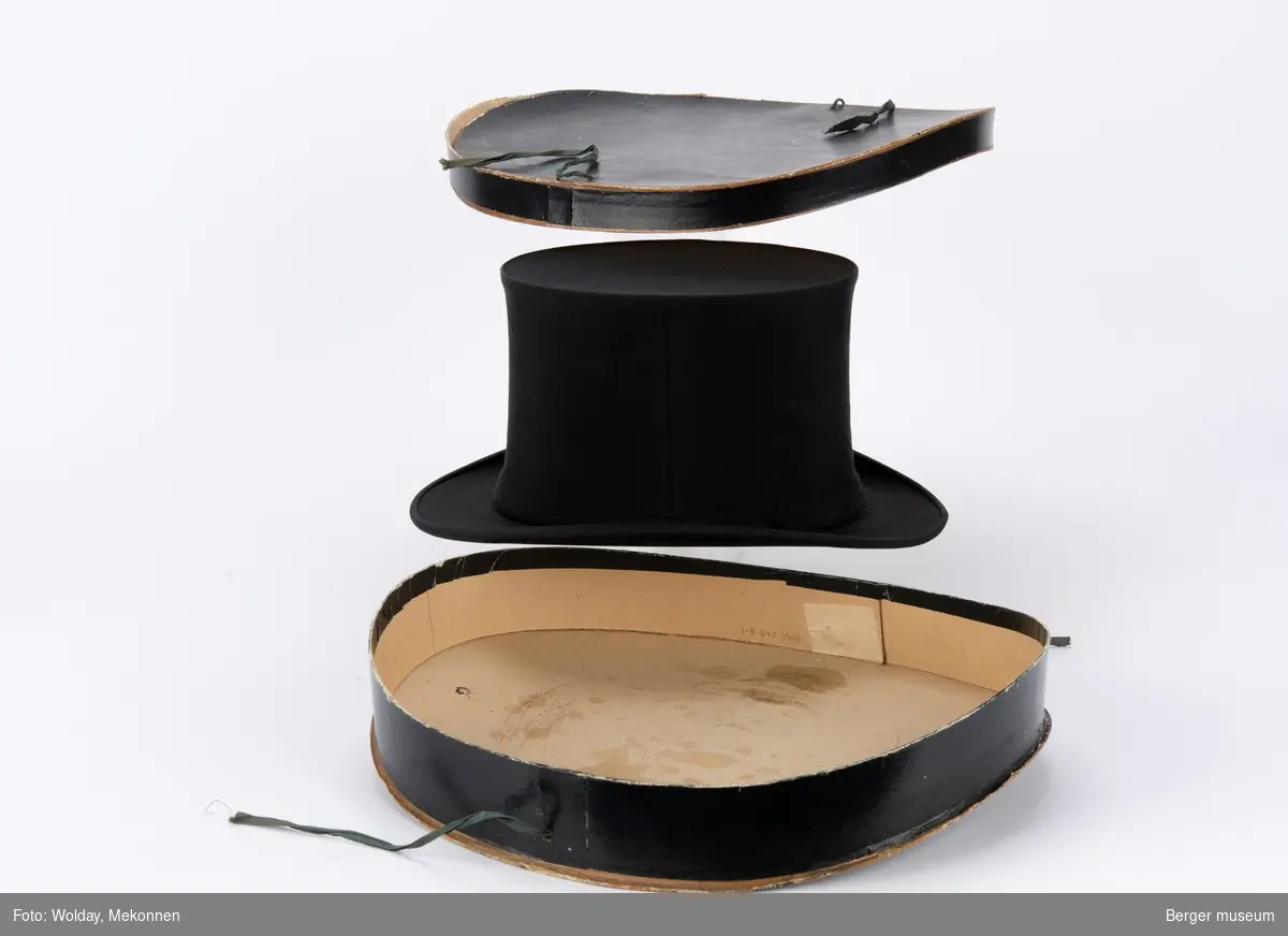 Chapeau claque («hatt som smeller») er en type sammenleggbar flosshatt som ble oppfunnet i 1812. Det ser ut som en modell fra rundt 1920.
Flosshatt, tidligere også kalt sylinderhatt eller bare høy hatt, er en høy hatt med stiv, sylinderformet pull og liten brem.
Hatten har sin egen hatte-eske.