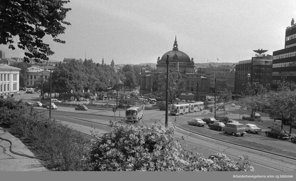 Studenterlunden, Nationaltheatret og Stortingsgaten sett fra Abelhaugen..Juli 1970.