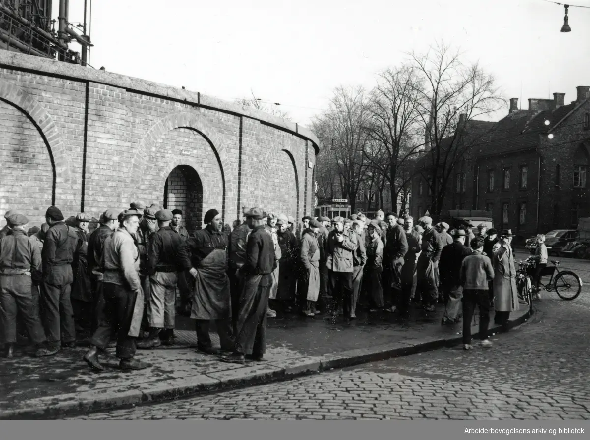 Renovasjonsarbeiderne i Oslo aksjonerer utenfor Gassverket vis a vis Renholdsverkets kontorer i Storgata. Søppeltømmere. Kortvarig arbeidsstans. 5. Nov. 1953.