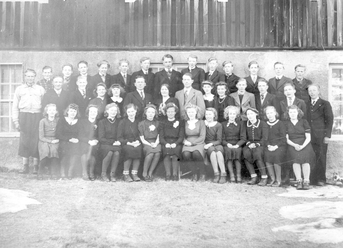 Ei skuleklasse ved Vestre Slidre framhaldsskule, ca. 1939.