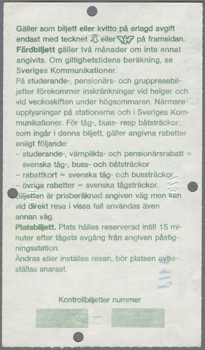 En tur- och returbiljett i 2:a klass, rabattkort, för sträckan Stockholm C till Alvesta. Priset för biljetten är 117 kronor.  Upptill finns "816F" handskrivet med kulspetspenna. På baksidan finns reseinformation i grön text. Biljetten är klippt.