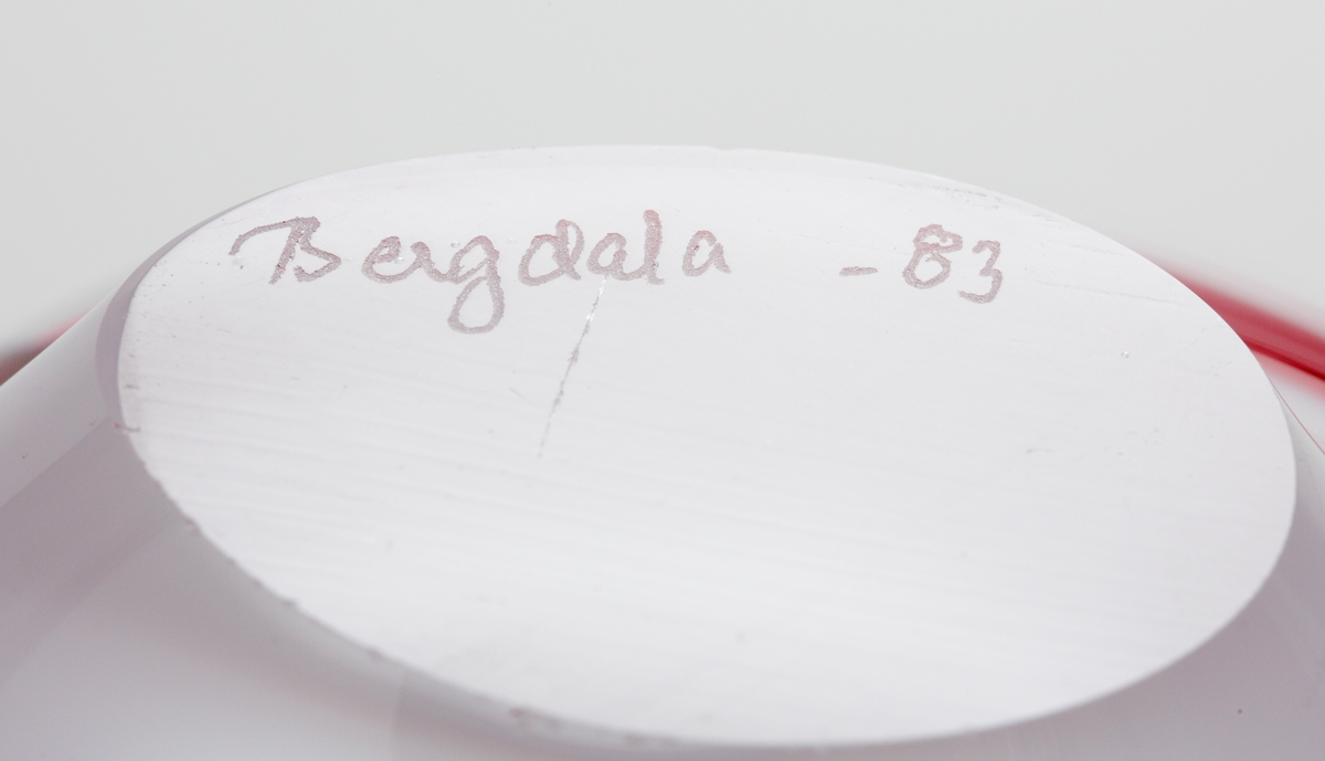 Organiskt formad skål som påminner om serien Coquille som Paul Kedelv formgav på Flygsfors under 1950-talet.