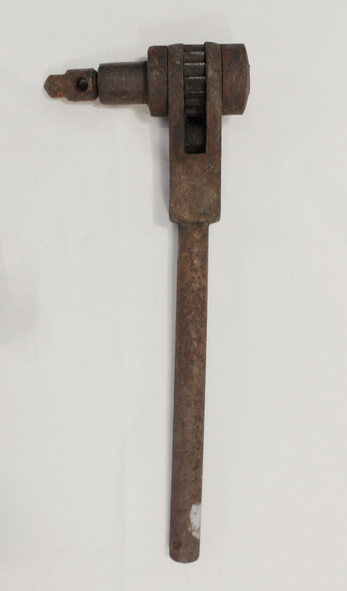 Borskraller (2 stk.) brukt i stativ til jernboring før boremaskinen. 

Fra samlingen etter Ole Gjestvang. 