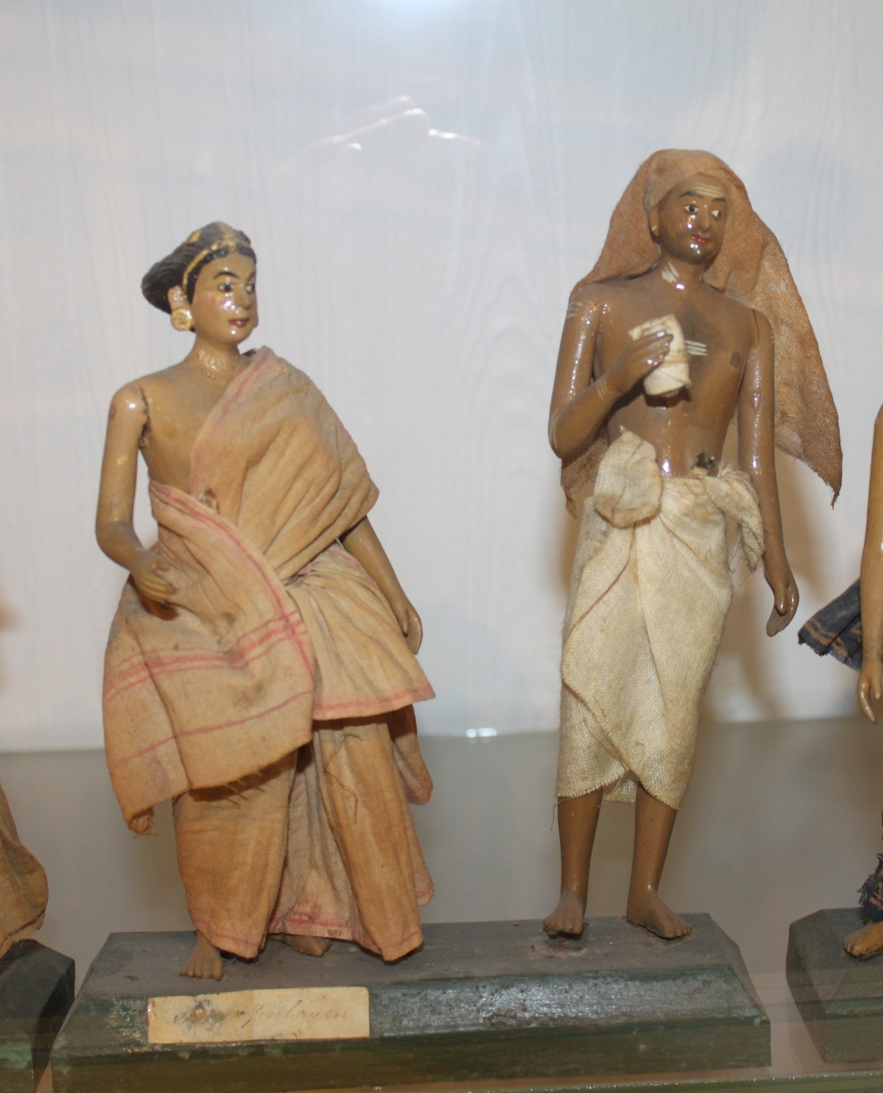 Utskårne og bekledte figurer, 36 stk, vesentlig hinduer.