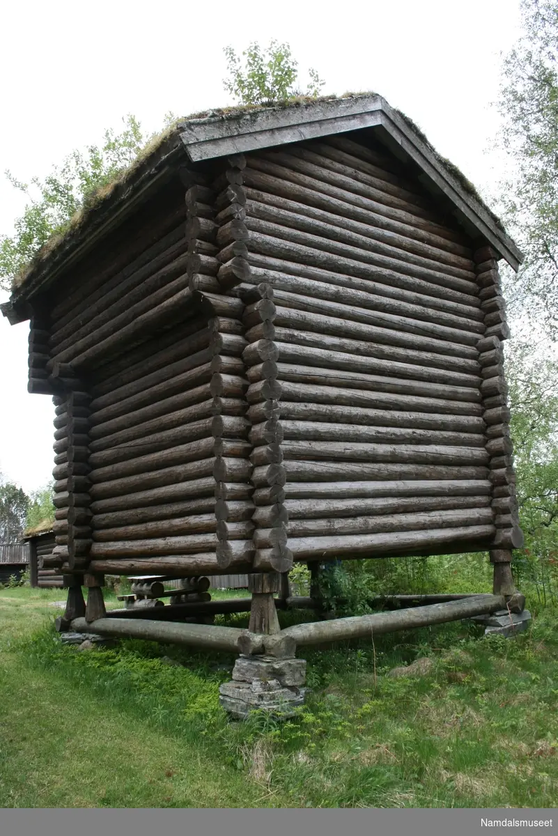 Bygning i tømmerlaft med torvtak. Står på stabber. Huset er en del av 1700-talls tunet på Namdalsmuseet.