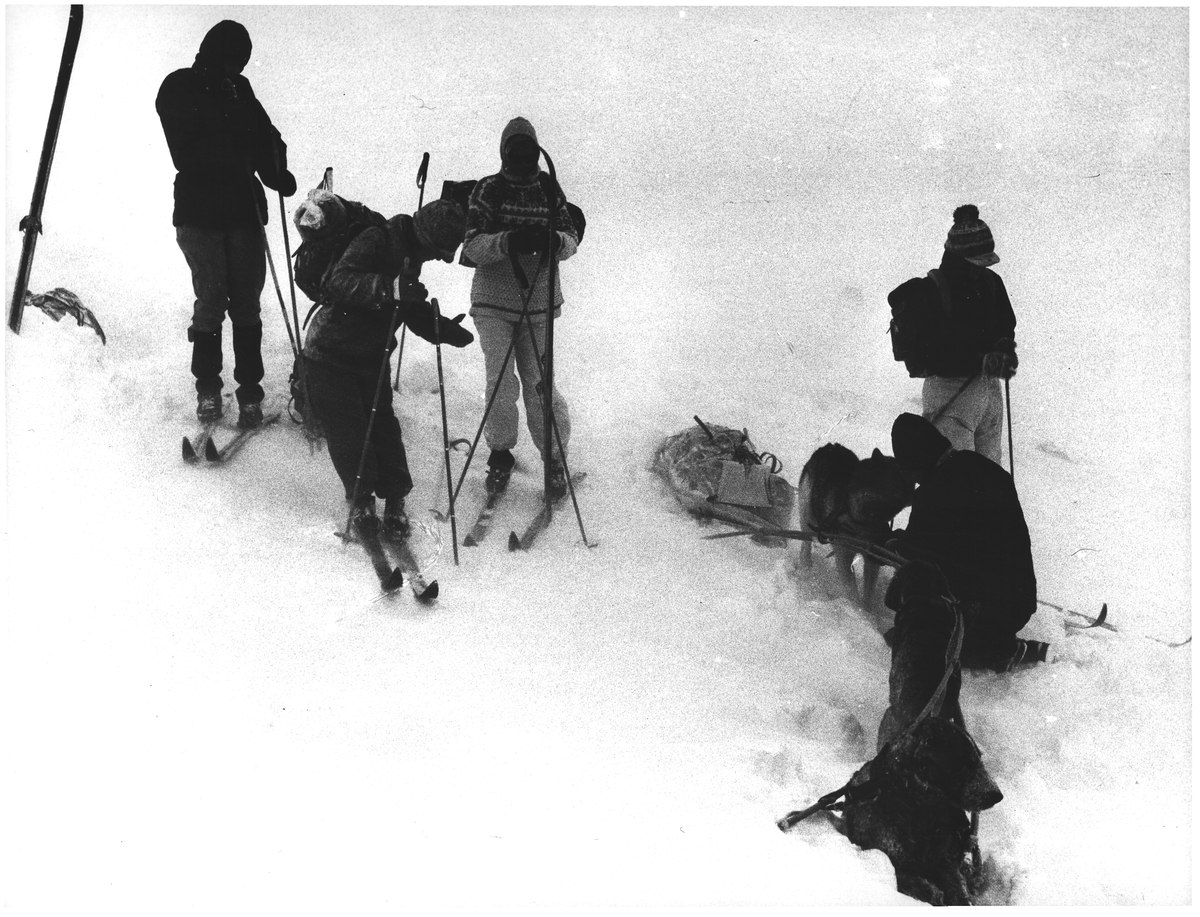 Ufyselig å starte opp etter overnatting i snøhule i Blåtjernholet - Jotunheimen. Påsken