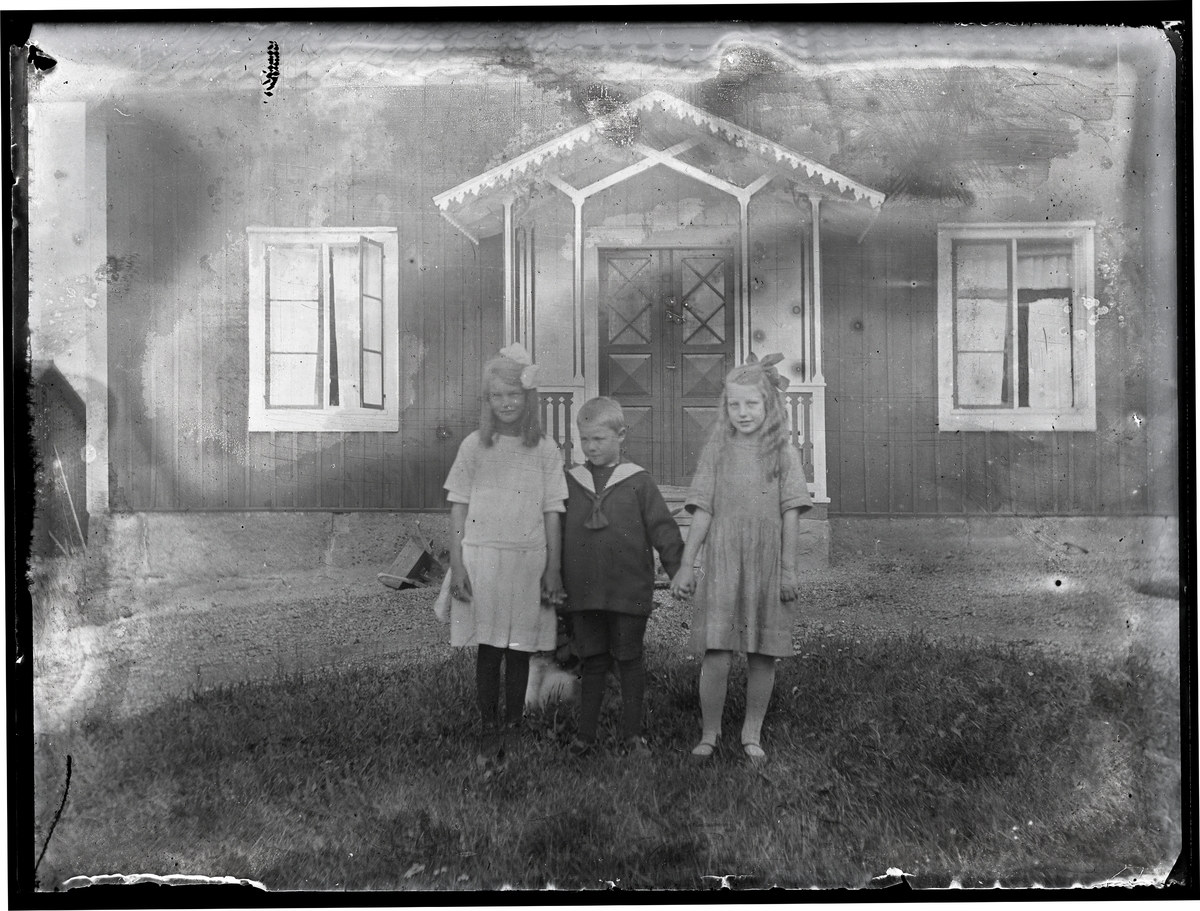 Tre barn, Anna, Olle och Maj.