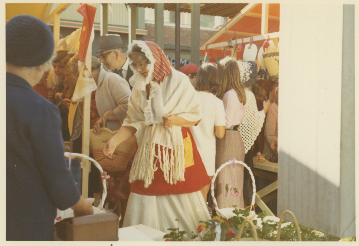 Fra byjubileet i 1970.
Folkeliv i gatene med markedsboder hvor man var kledd i gamle drakter.